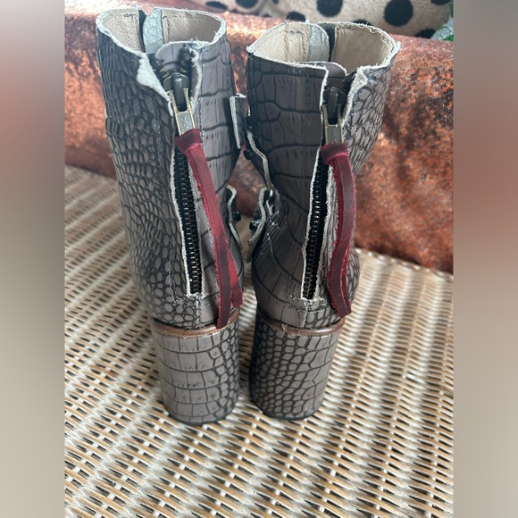 FREEBIRD By Steven Joey Heeled Boots In Stone Croco Leather size 9 - Picture 13 of 14